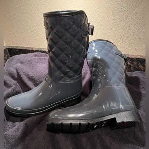 Like new, dark gray, size 7 quilted style Hunter boots.
